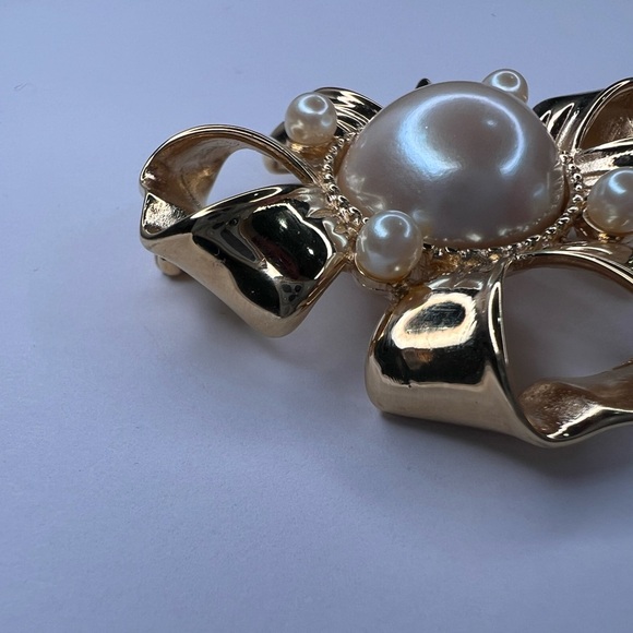 SOLD Givenchy Vintage Maltese cross style brooch with faux pearls - Picture 4 of 9